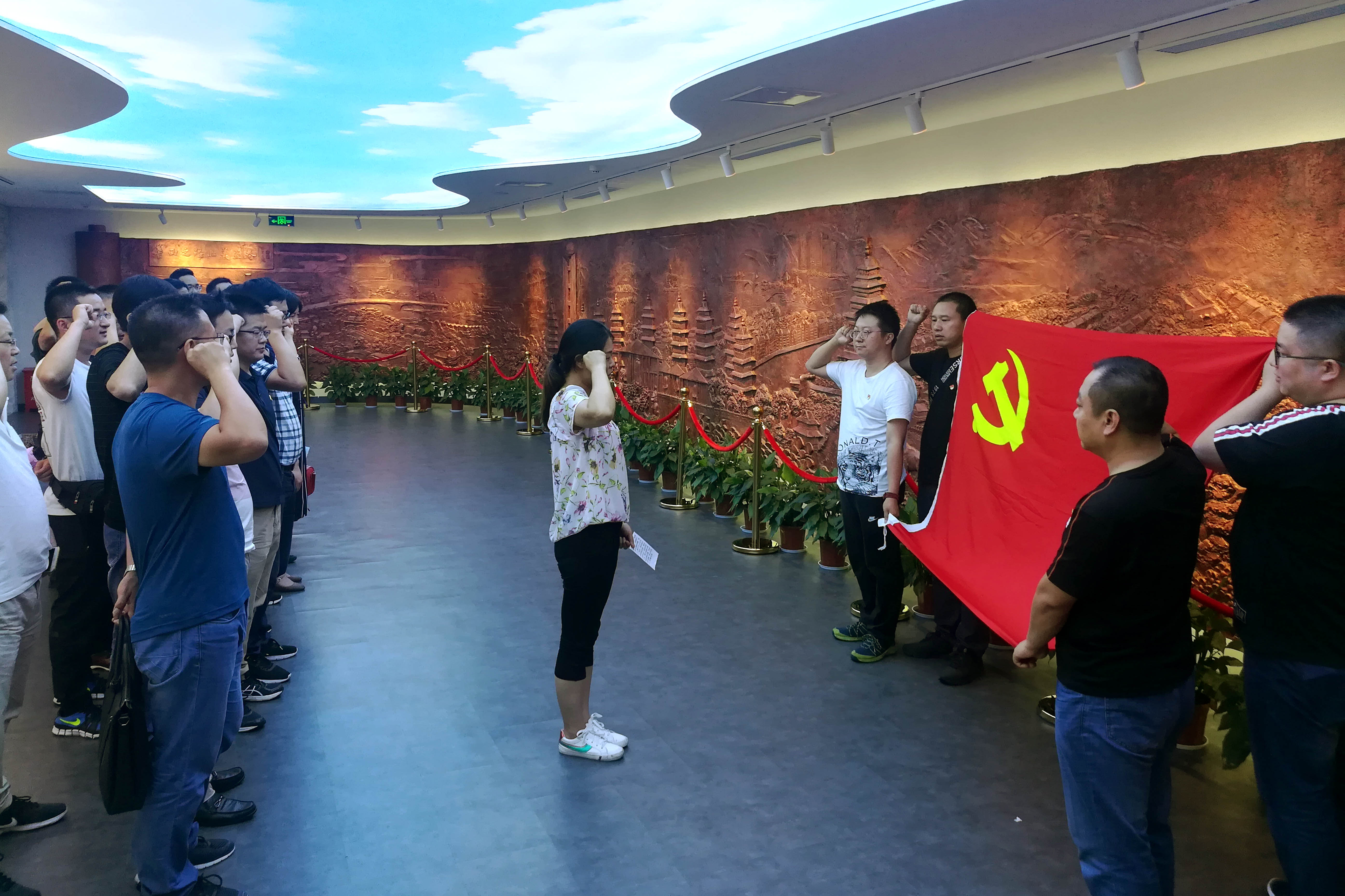 不忘初心、艱苦奮斗，上上電纜黨委組織黨員同志赴華西村參觀學(xué)習(xí)