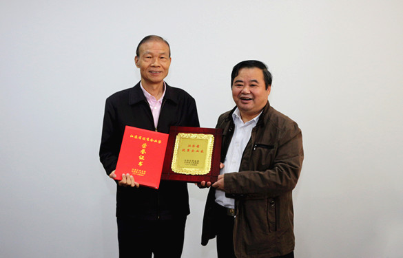 2016年10月12日，常州市經(jīng)信委副主任潘仁賢一行來(lái)上上電纜參觀調(diào)研，并為集團(tuán)董事長(zhǎng)丁山華頒發(fā)江蘇省優(yōu)秀企業(yè)家獎(jiǎng)牌