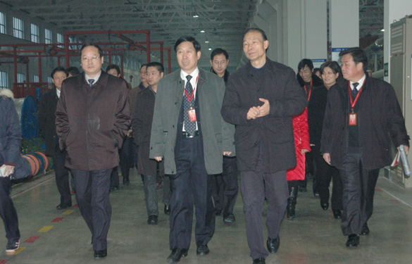 溧陽(yáng)市全體人大代表、政協(xié)委員一行600余人來(lái)江蘇上上電纜集團(tuán)參觀